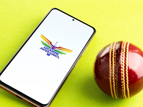 西バンガル州 インド 2022年3月18日 携帯電話の画面のストック画像上のLucknowスーパージャイアンツのロゴ — ストック写真