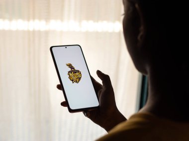 Batı Bangal, Hindistan - 18 Mart 2022: Telefon ekranında Kolkata Knight Riders logosu.