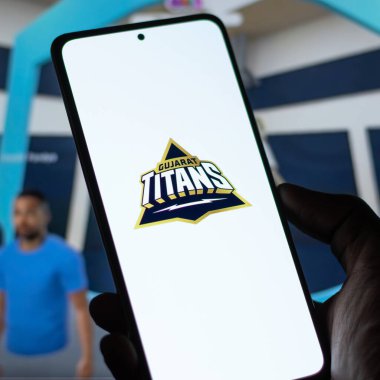 Batı Bangal, Hindistan - 18 Mart 2022: Telefon ekranında Gujarat Titans logosu.