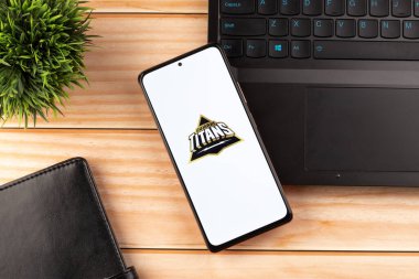 Batı Bangal, Hindistan - 18 Mart 2022: Telefon ekranında Gujarat Titans logosu.