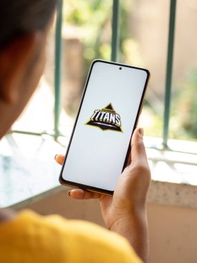 Batı Bangal, Hindistan - 18 Mart 2022: Telefon ekranında Gujarat Titans logosu.