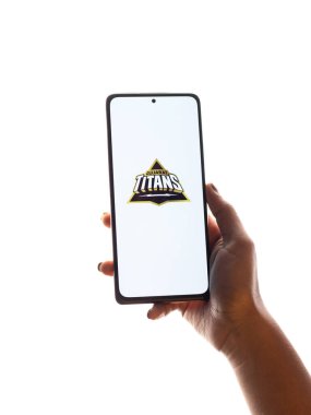 Batı Bangal, Hindistan - 18 Mart 2022: Telefon ekranında Gujarat Titans logosu.