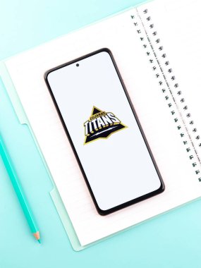 Batı Bangal, Hindistan - 18 Mart 2022: Telefon ekranında Gujarat Titans logosu.