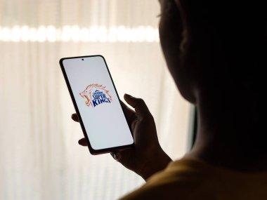 Batı Bangal, Hindistan - 18 Mart 2022: Telefon ekranında Chennai Super Kings logosu.