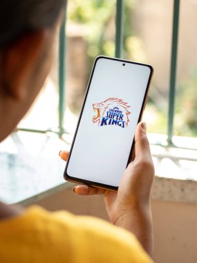 Batı Bangal, Hindistan - 18 Mart 2022: Telefon ekranında Chennai Super Kings logosu.