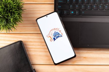 Batı Bangal, Hindistan - 18 Mart 2022: Telefon ekranında Chennai Super Kings logosu.