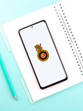 Batı Bangal, Hindistan - 18 Mart 2022: Royal Challengers Bangalore logosu telefon ekranı görüntüsünde.