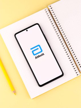 Batı Bangal, Hindistan - 20 Nisan 2022: Abbott Laboratuvarlarının logosu telefon ekranı görüntülerinde.