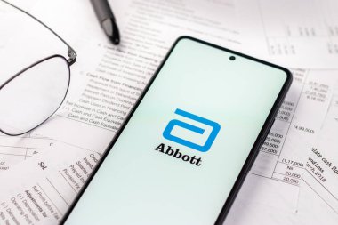 Batı Bangal, Hindistan - 20 Nisan 2022: Abbott Laboratuvarlarının logosu telefon ekranı görüntülerinde.