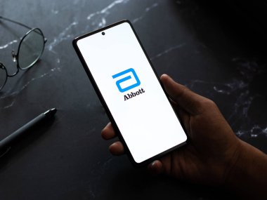 Batı Bangal, Hindistan - 20 Nisan 2022: Abbott Laboratuvarlarının logosu telefon ekranı görüntülerinde.