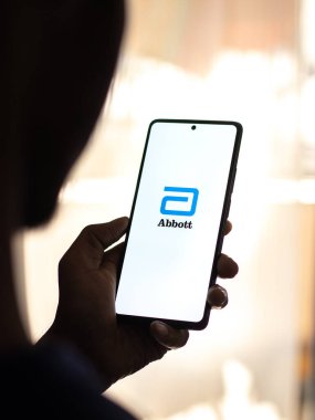 Batı Bangal, Hindistan - 20 Nisan 2022: Abbott Laboratuvarlarının logosu telefon ekranı görüntülerinde.