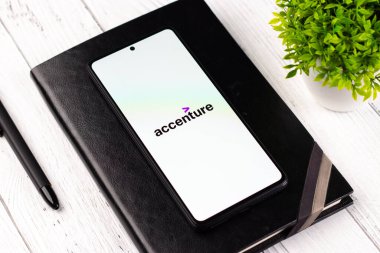 Batı Bangal, Hindistan - 09 Ekim 2021: Telefon ekranındaki aksanlı logo.