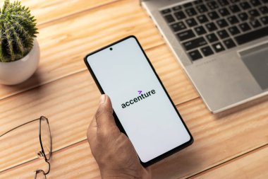 Batı Bangal, Hindistan - 09 Ekim 2021: Telefon ekranındaki aksanlı logo.