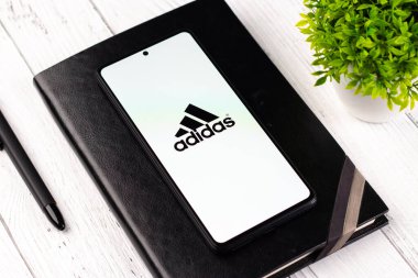 Batı Bangal, Hindistan - 20 Nisan 2022: Telefon ekranında Adidas logosu.