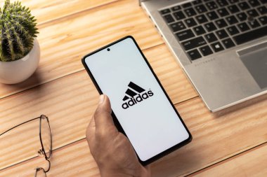 Batı Bangal, Hindistan - 20 Nisan 2022: Telefon ekranında Adidas logosu.