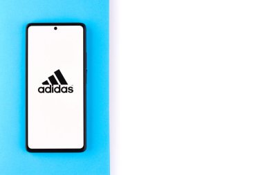 Batı Bangal, Hindistan - 20 Nisan 2022: Telefon ekranında Adidas logosu.