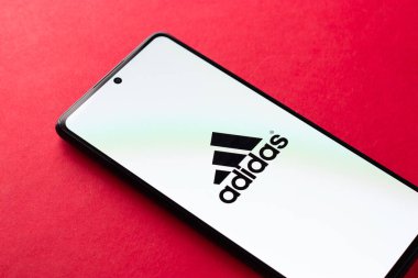 Batı Bangal, Hindistan - 20 Nisan 2022: Telefon ekranında Adidas logosu.