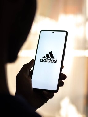 Batı Bangal, Hindistan - 20 Nisan 2022: Telefon ekranında Adidas logosu.