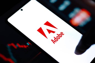Batı Bangal, Hindistan - 20 Nisan 2022: Telefon ekranında Adobe logosu.