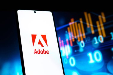 Batı Bangal, Hindistan - 20 Nisan 2022: Telefon ekranında Adobe logosu.