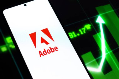 Batı Bangal, Hindistan - 20 Nisan 2022: Telefon ekranında Adobe logosu.