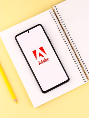 Batı Bangal, Hindistan - 20 Nisan 2022: Telefon ekranında Adobe logosu.