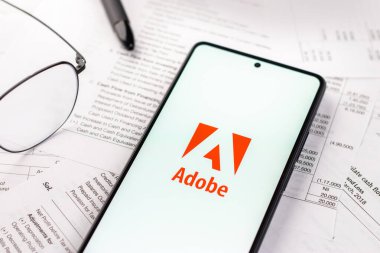 Batı Bangal, Hindistan - 20 Nisan 2022: Telefon ekranında Adobe logosu.
