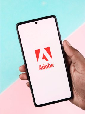 Batı Bangal, Hindistan - 20 Nisan 2022: Telefon ekranında Adobe logosu.