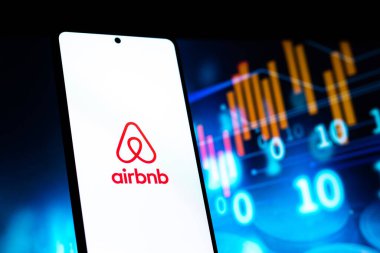Batı Bangal, Hindistan - 20 Nisan 2022: Telefon ekranında Airbnb logosu.