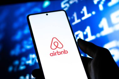 Batı Bangal, Hindistan - 20 Nisan 2022: Telefon ekranında Airbnb logosu.