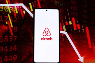 Batı Bangal, Hindistan - 20 Nisan 2022: Telefon ekranında Airbnb logosu.