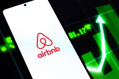Batı Bangal, Hindistan - 20 Nisan 2022: Telefon ekranında Airbnb logosu.