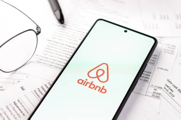 West Bangal India Abril 2022 Logo Airbnb Imagen Stock Pantalla — Foto de Stock