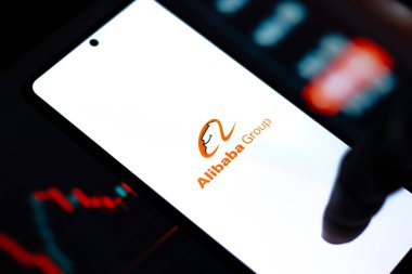 Batı Bangal, Hindistan - 20 Nisan 2022: Alibaba Group logosu telefon ekranı görüntüsü.
