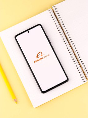 Batı Bangal, Hindistan - 20 Nisan 2022: Alibaba Group logosu telefon ekranı görüntüsü.