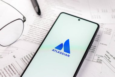 Batı Bangal, Hindistan - 20 Nisan 2022: Telefon ekranında Atlassian logosu.