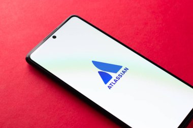Batı Bangal, Hindistan - 20 Nisan 2022: Telefon ekranında Atlassian logosu.