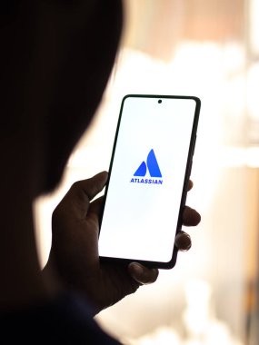 Batı Bangal, Hindistan - 20 Nisan 2022: Telefon ekranında Atlassian logosu.