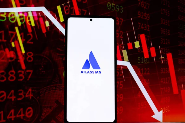 Batı Bangal, Hindistan - 20 Nisan 2022: Telefon ekranında Atlassian logosu.