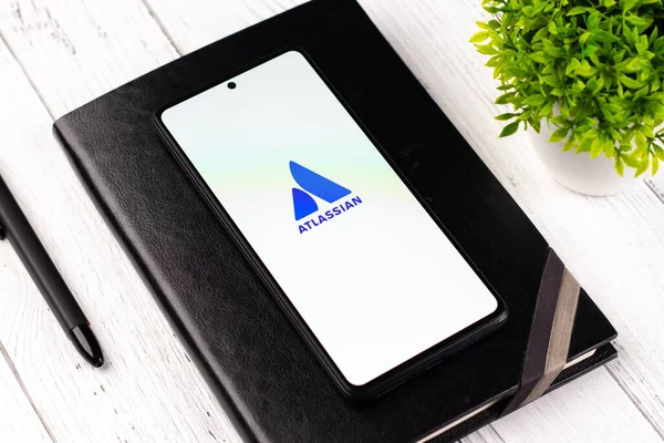 Batı Bangal, Hindistan - 20 Nisan 2022: Telefon ekranında Atlassian logosu.
