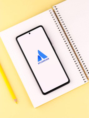 Batı Bangal, Hindistan - 20 Nisan 2022: Telefon ekranında Atlassian logosu.