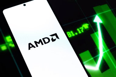 Batı Bangal, Hindistan - 20 Nisan 2022: Telefon ekranı görüntüsünde Gelişmiş Mikro Aygıtlar (AMD) logosu.