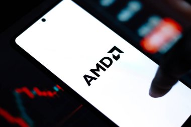 Batı Bangal, Hindistan - 20 Nisan 2022: Telefon ekranı görüntüsünde Gelişmiş Mikro Aygıtlar (AMD) logosu.