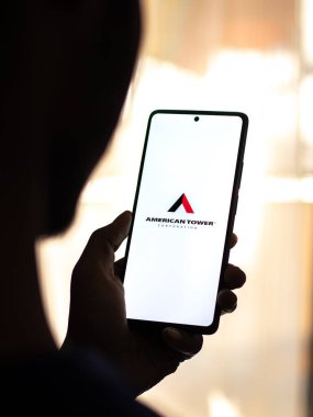 Batı Bangal, Hindistan - 20 Nisan 2022: Telefon ekranında Amerikan Kulesi logosu.