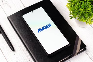 Batı Bangal, Hindistan - 20 Nisan 2022: Telefon ekranında Amgen logosu.