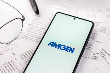 Batı Bangal, Hindistan - 20 Nisan 2022: Telefon ekranında Amgen logosu.