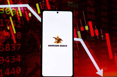 Batı Bangal, Hindistan - 20 Nisan 2022: Telefon ekranında Anheuser Busch logosu.