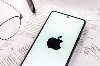 Batı Bangal, Hindistan - 20 Nisan 2022: Telefon ekranında Apple logosu.