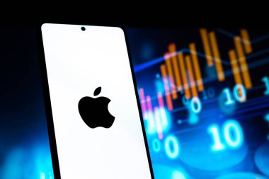 Batı Bangal, Hindistan - 20 Nisan 2022: Telefon ekranında Apple logosu.