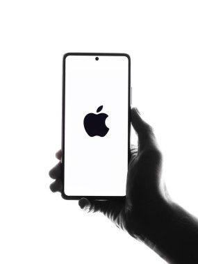 Batı Bangal, Hindistan - 20 Nisan 2022: Telefon ekranında Apple logosu.